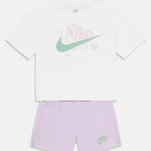 Completo maglietta a maniche corte con grafica e pantaloncino bambina