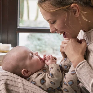 Completo pantalone e maglione stampato neonata Mayoral