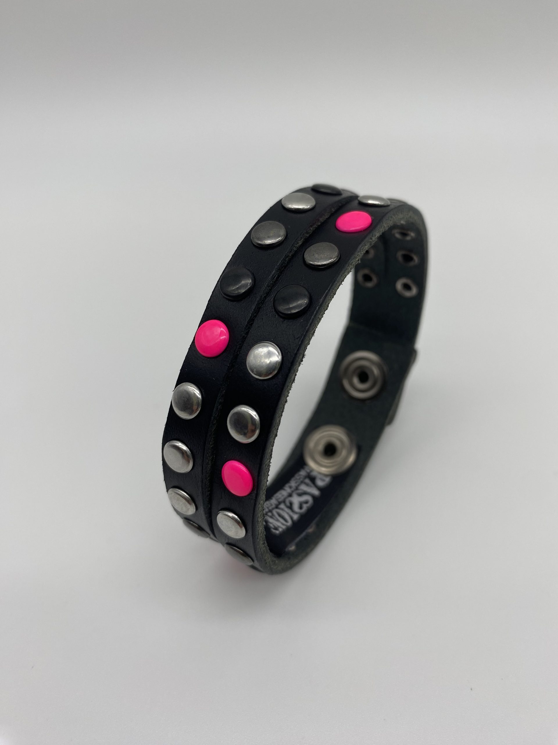 • Bracciale • Pelle nera • Borchie Fucsia - immagine 5