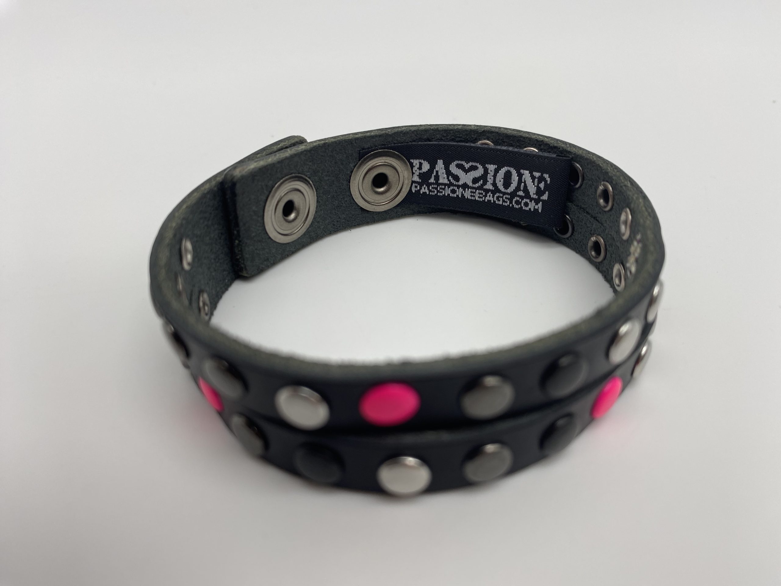 • Bracciale • Pelle nera • Borchie Fucsia - immagine 4