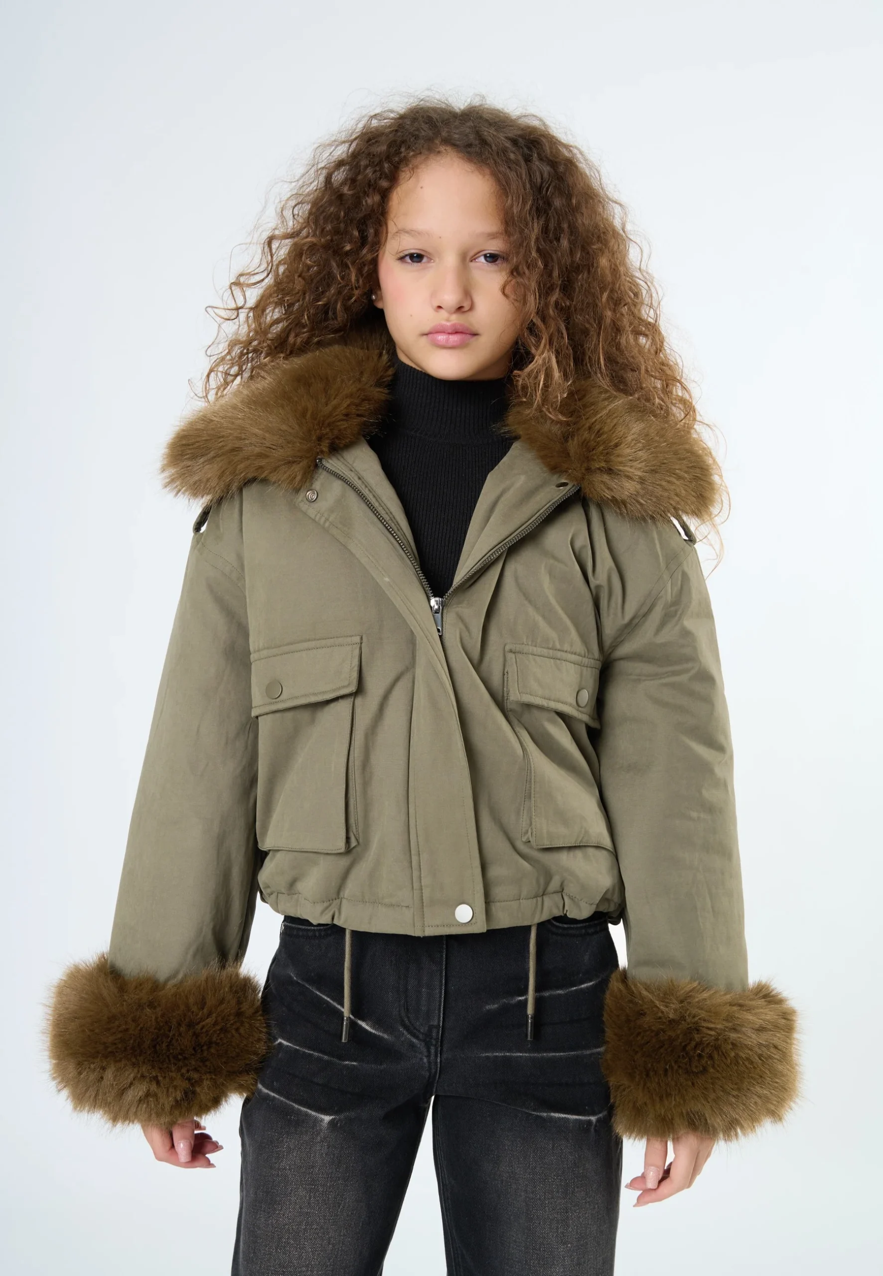 Giubbino Ragazza Corto Colore Militare – Pelliccia Staccabile e Fodera Verde Fluo